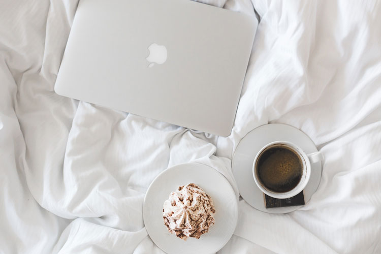 Blogga enkelt från sängen med frukost.